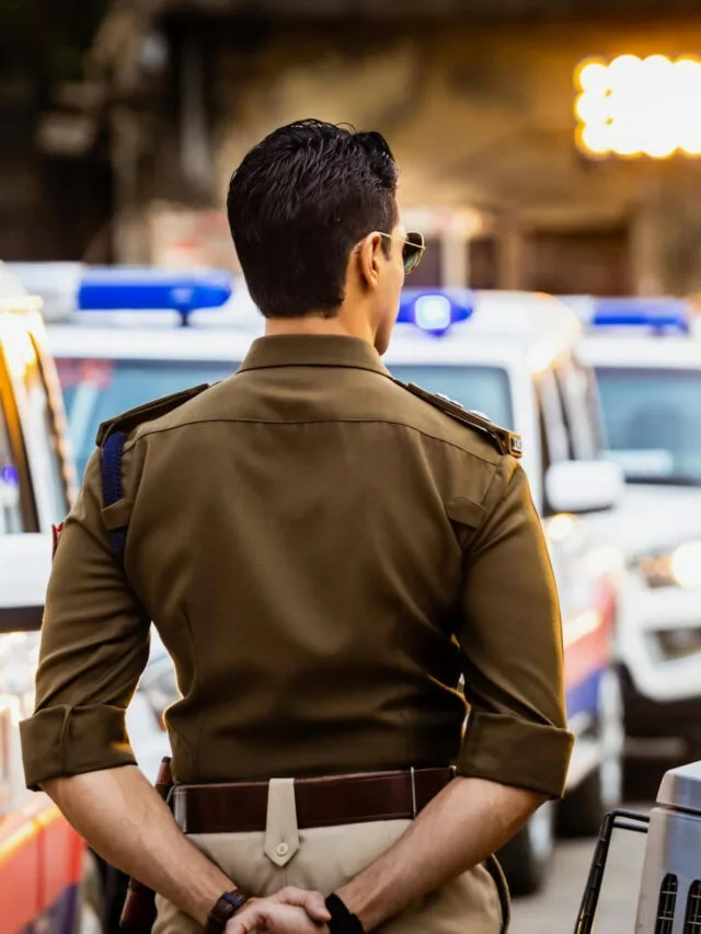 police honyasathi kay karave lagte